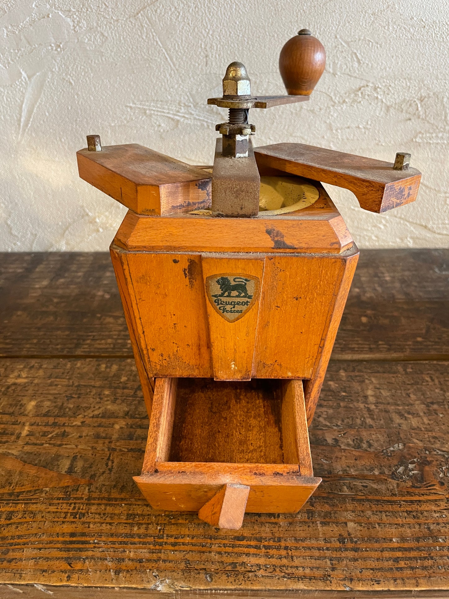 【№ 28】 PEUGEOT wood coffee mill model "Le RIC"
