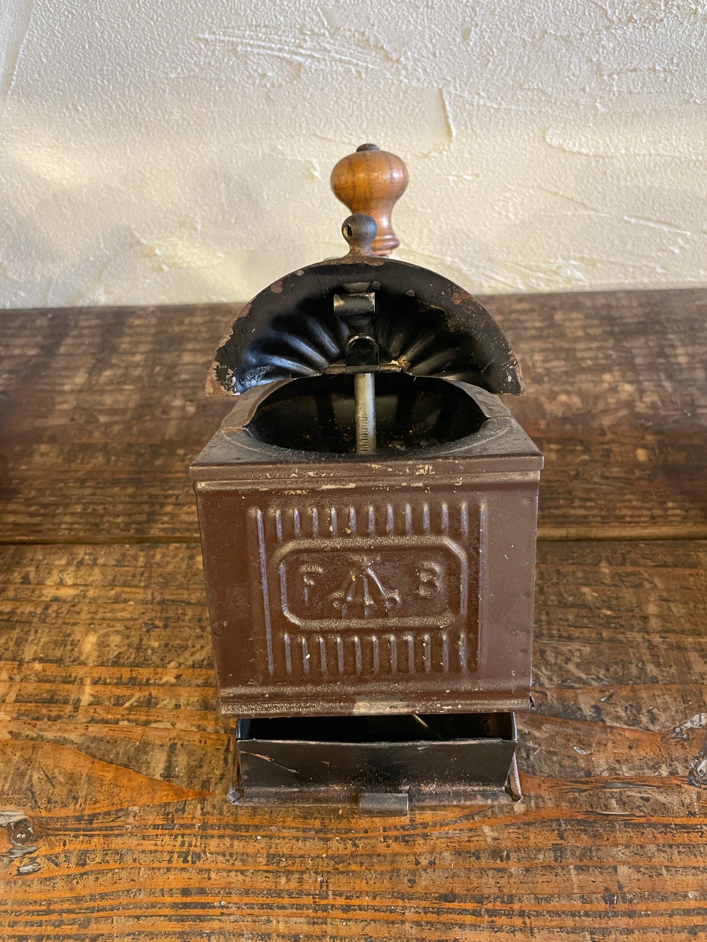 【№ 15】 TRE SPADE sheet iron coffee mill