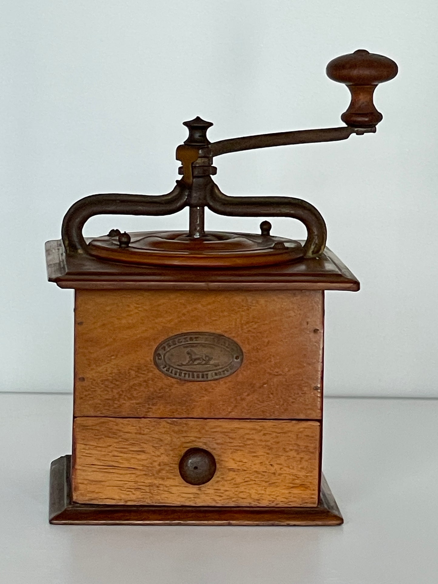 【№ 58】 PEUGUOT wood coffee mill Modell "T ou FIN"