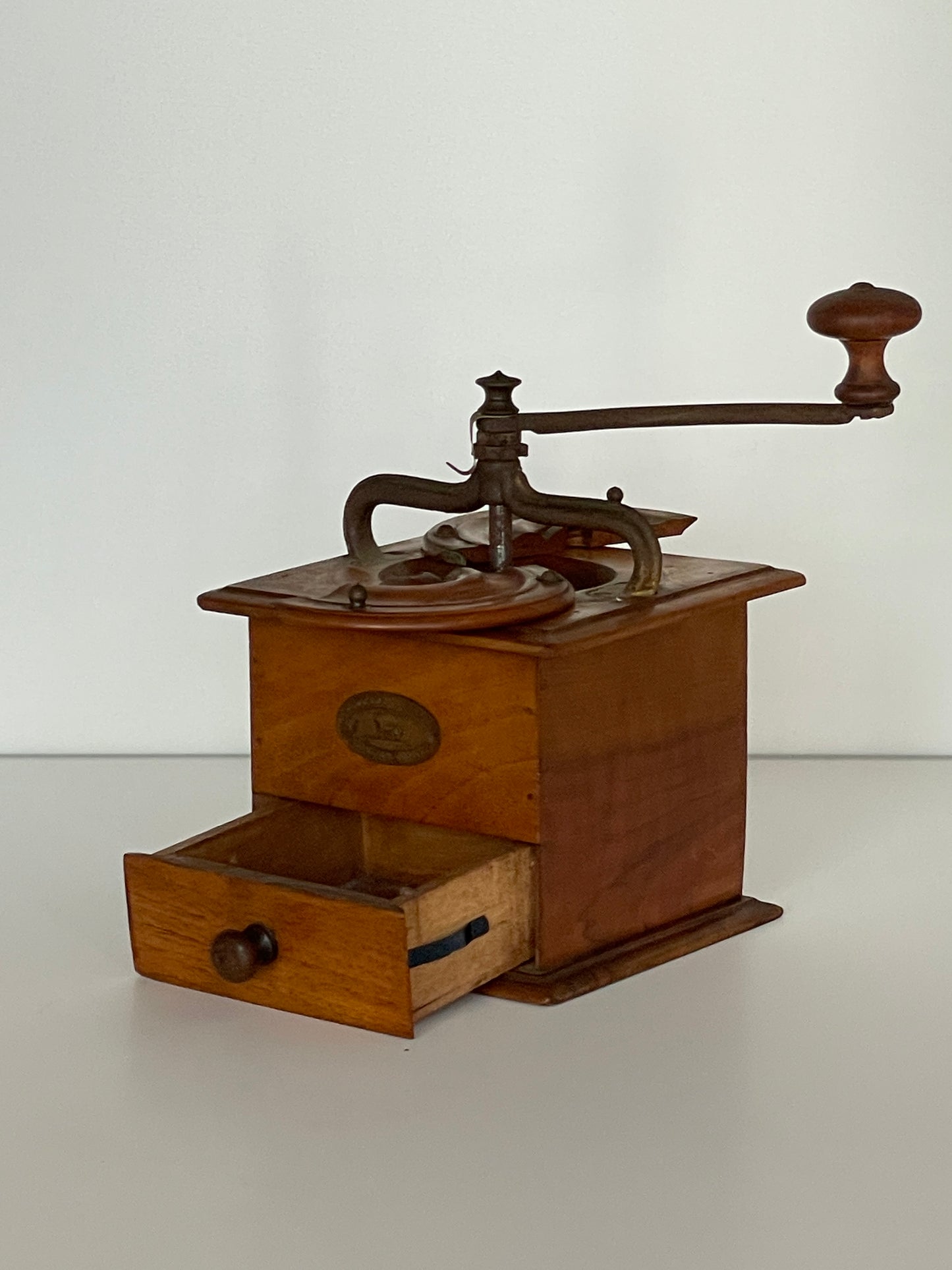 【№ 58】 PEUGUOT wood coffee mill Modell "T ou FIN"