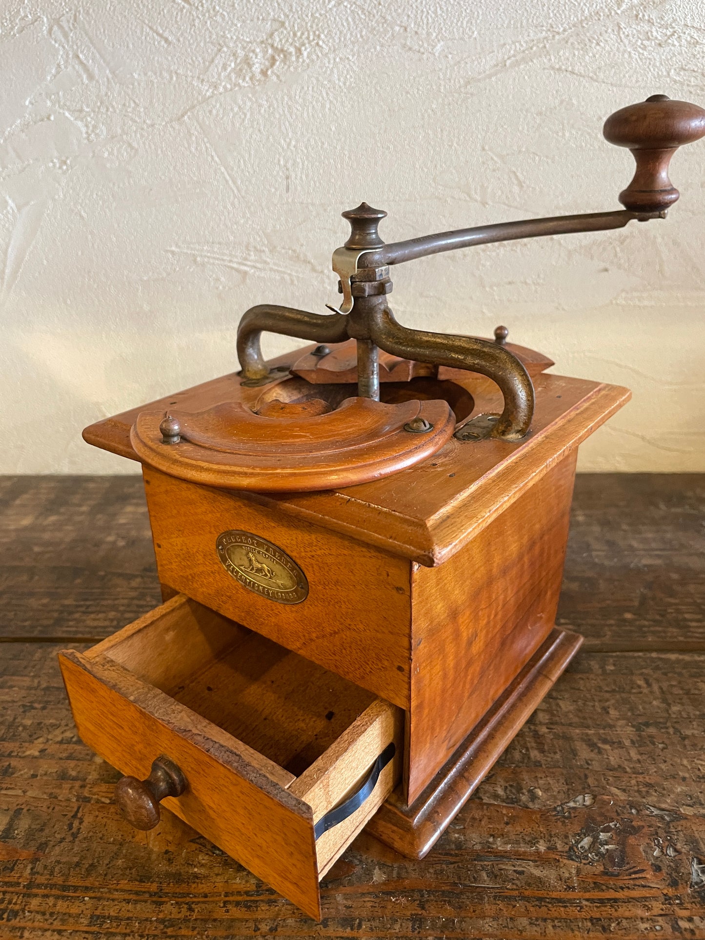 【№ 58】 PEUGUOT wood coffee mill Modell "T ou FIN"